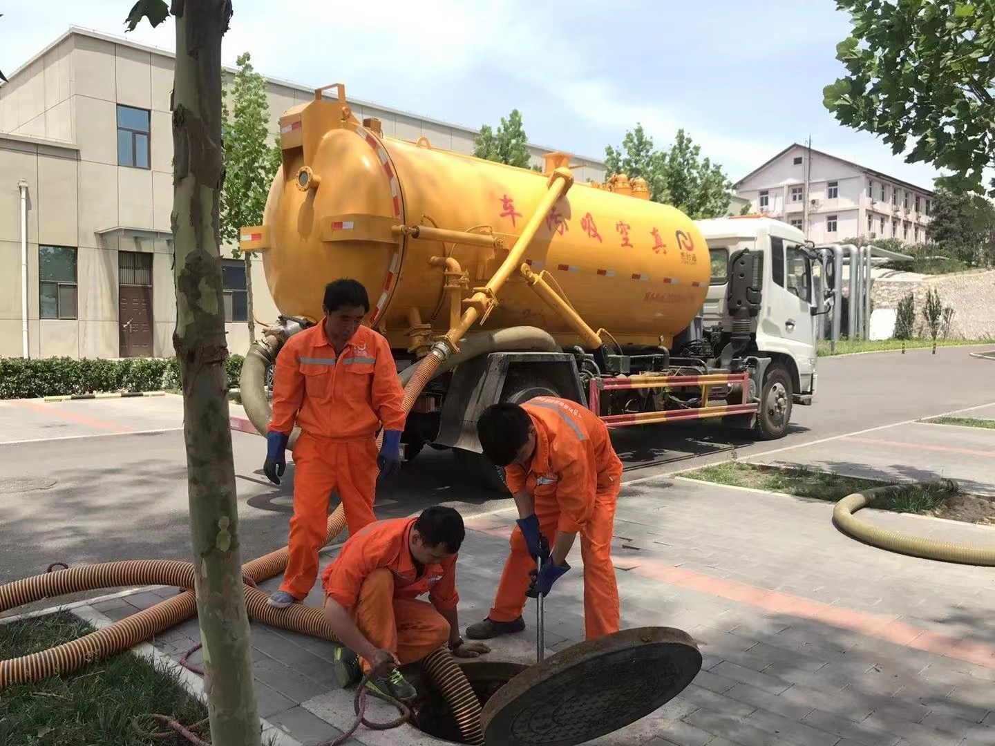 卢氏管道疏通车停在窨井附近