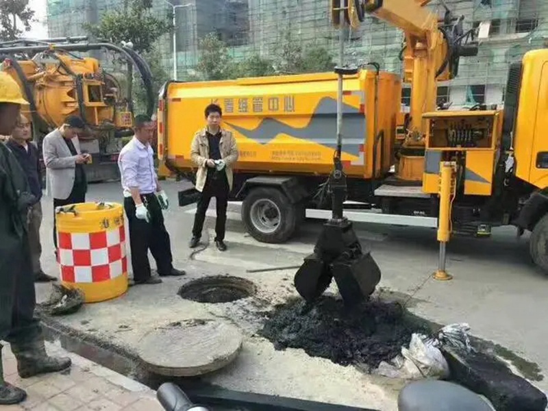 卢氏街道：网格员化身“清道夫”，为民解忧疏通“堵心”化粪池