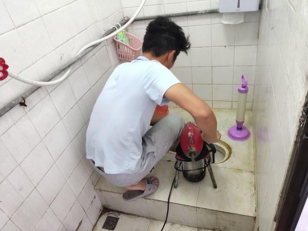 卢氏肥皂掉到马桶里把马桶堵住了怎么办？马桶堵住了怎么办